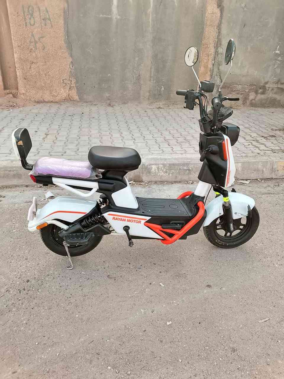 سلام عليكم للبيع دراجه شحن موديل 25 البيع 4 بطاريات بعده على وضع االشركه اي نقص  مابيه صارله شهرين من طلعته من المعرض شركت الريان اتمشيك 45 كيلو سرعه 50 حقيقي سعر 325 وبيه مجال مكاني بكربلاء رقم الهاتف رقم الواتساب ***********3.  ***********
