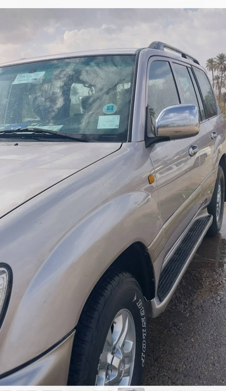 لاندكروز لكزك ٢٠٠٤ سلفري رقم بغداد 
مابيها صبغ نضيفه كير ومحرك متعهد تبريد شغال وثلج تدفأه شاشه كامره خلفيه حداديه تايراتها كله نضيف وشراي يتصل ***********
