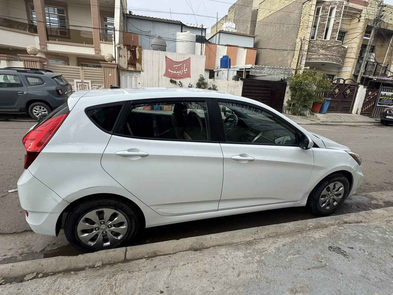 السلام عليكم اكسنت 2017 رقم بغداد وارد امريكي حادثها جاملغ نفسة مصلح السيارة جديدة وجاهزة من كل النواحي مكفولة عدة كم شخط ورصعة بيها بارد بالباب السيارة بدون ايرباك سعرها شدة وبيها مجال ماشية 24 حقيقي السيارة قليل كلش استعمال ترايها يخبل تجي وتشوفها وبيك خير وادلل للاستفسار رقم الهاتف ***********
