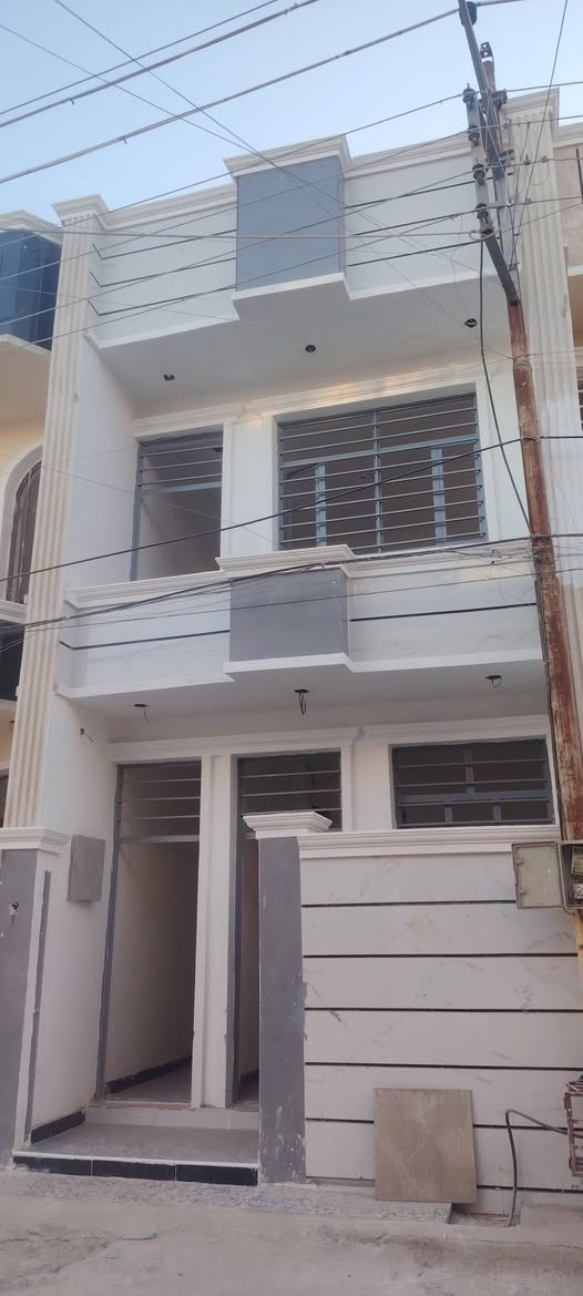 السلام عليكم
🏡 للبيع – بيت سكني مميز

📐 المساحة: 70 متر مربع
🛏️ 3 غرف نوم
🚪 يحتوي البيت على مدخلين 
🏢 البيتونه الطابق الثالث

🛣️ شارع بعرض 10 أمتار
💧 خدمات المياه متوفرة
⚡ الكهرباء متوفرة
🧱 أرصفة وتبليط كامل للشارع
✅ منطقة مخدومة وجاهزة للسكن

💰 السعر: 80 مليون دينار عراقي قابل للتفاوض

📞 للاستفسار: ***********
