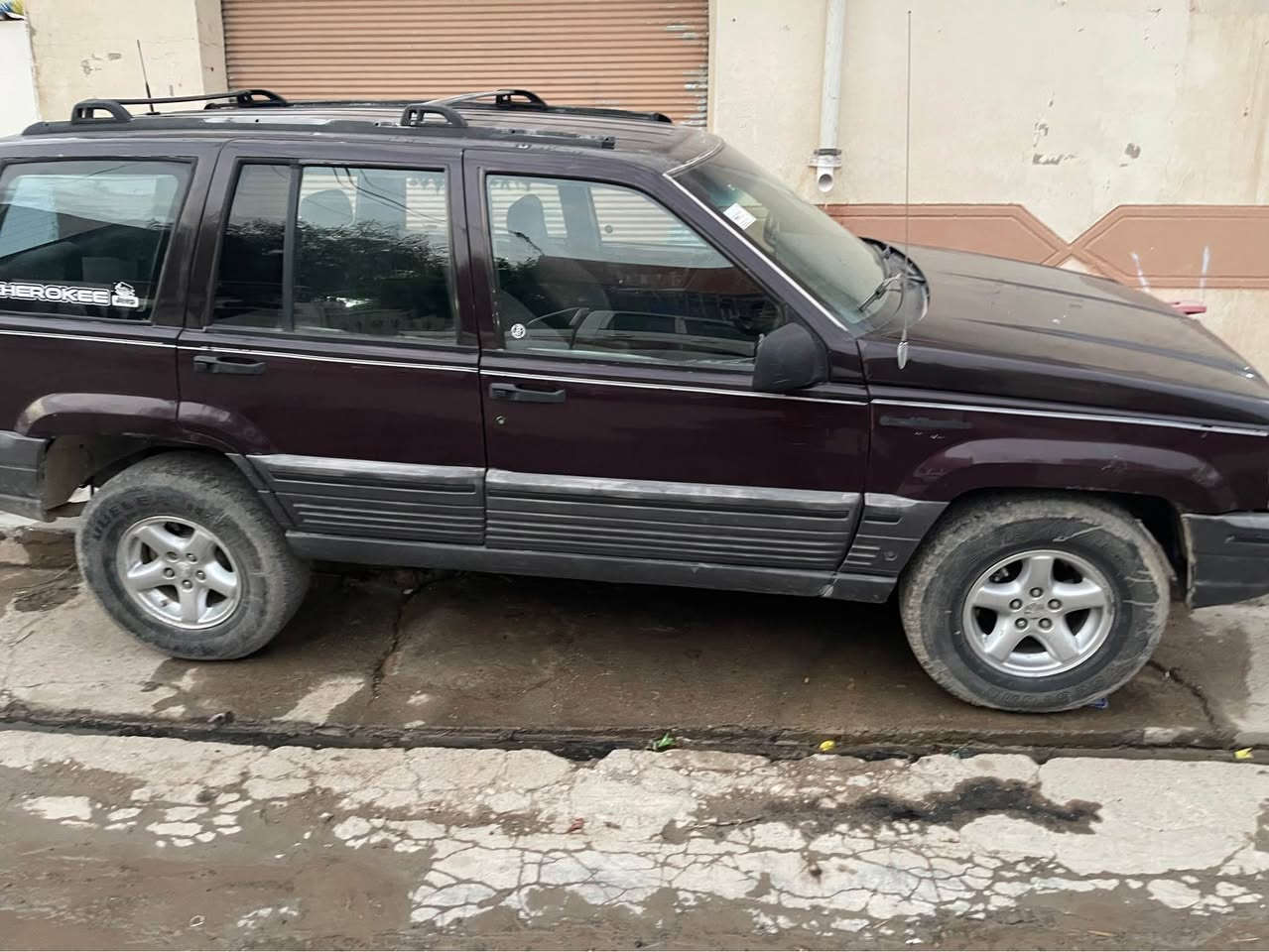 سلام علیکم 
جیب شیروکی مودیل 95 سەنەوی جدید لحد2029
*********** Singapore
