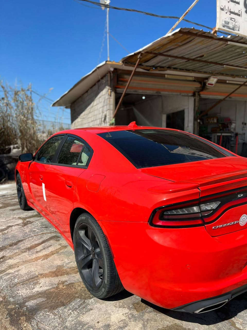 السلام عليكم للبيع جاجر 2018 سياره لون مميز جديده حادث امريكا موضح بل صور وبيهه بجاملغ خلفي موضح سعر 218 وبيهه مجال ***********
