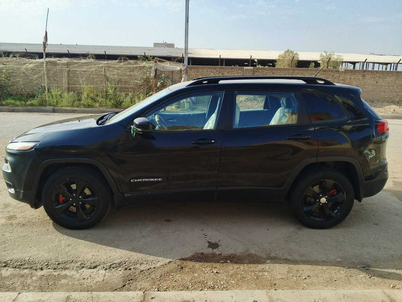 السلام عليكم. جيب بزون موديل 2018 حادثها بسيط جدا باب السائق مبدل فقط الباقي مكفول لا شاصي ولا برانكيت كير ومحرك مكفولات حجم المحرك 2400 . اربعة سلندر تبريد تدفئة حدادية جديدة تخم تاير جديد فول مواصفات رادار إشارة ترحيب انظمة قيادة رقم ميسان انكليزي مكانها في ميسان نهاوند.  السعر 117..
***********
