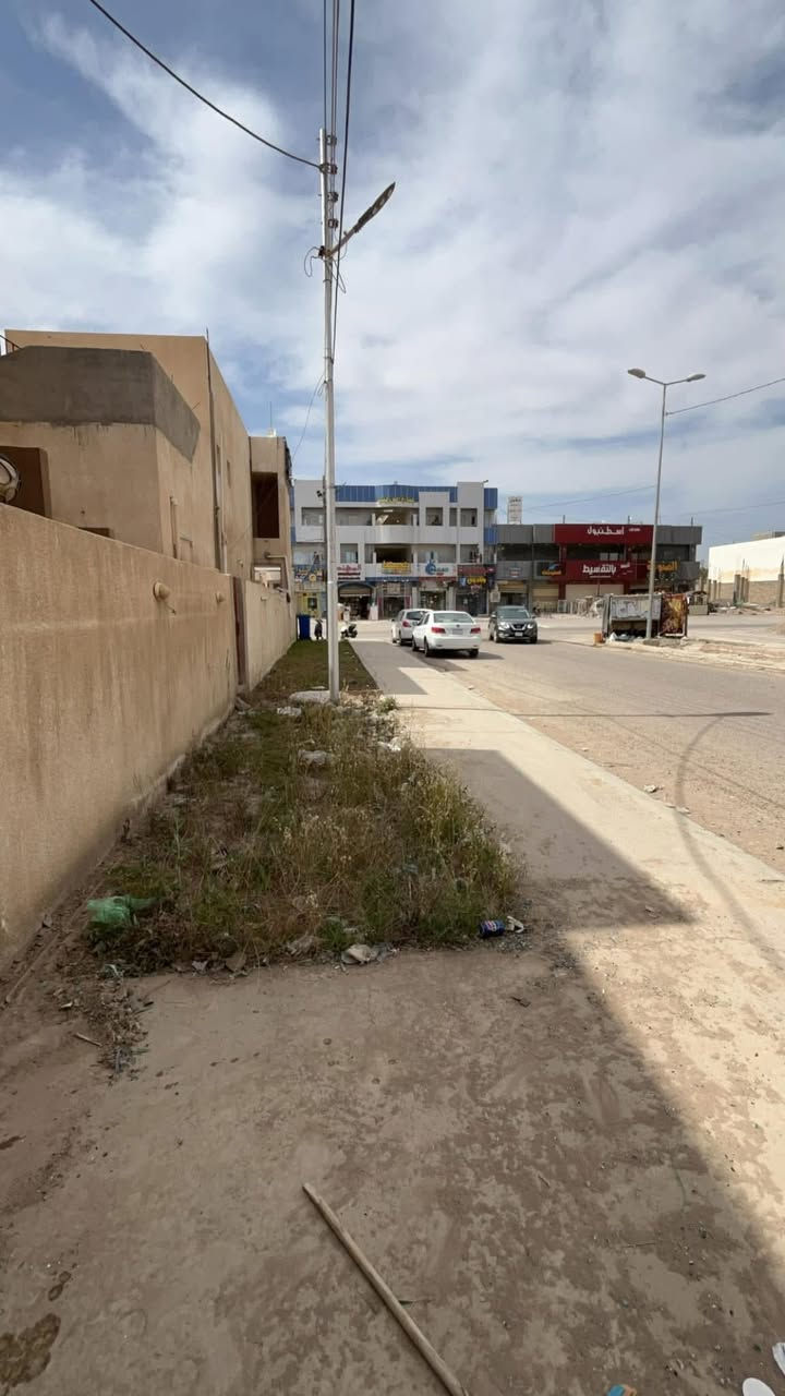 للايجار دار تجاري
الموقع شارع البلاج مقابل صيدلية بانادول
يحتوي على اربع غرف نوم وثلاث حمامات وصالة واستقبال ومطبخ وكراج 
المساحة 250 م
ملاحظة الايجار فقط تجاري يعني مكتب او شركة 
للاستفسار ***********
