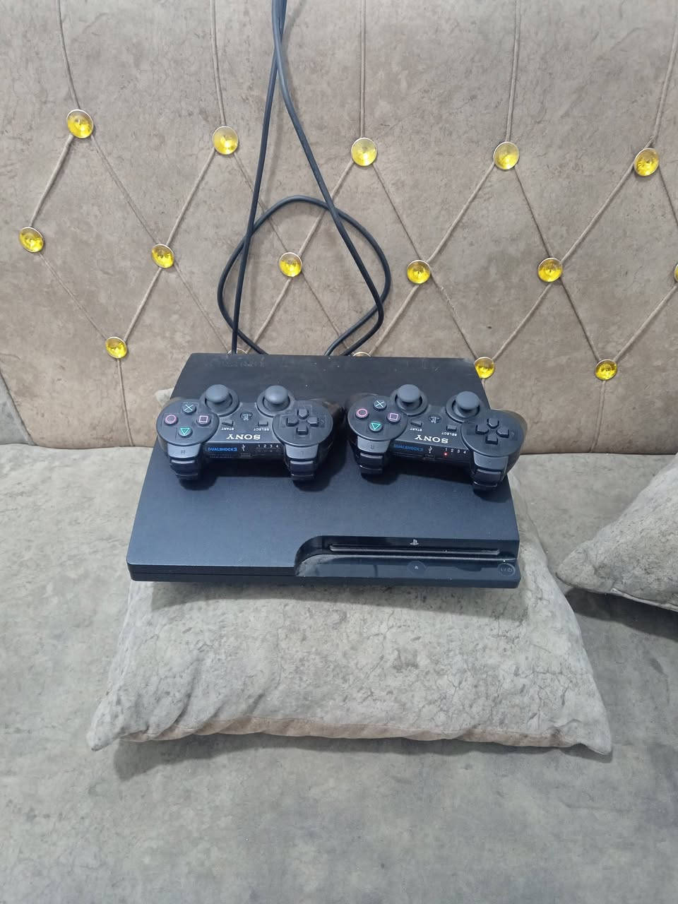 السلام عليكم بلي 3 سلم نضام مكاتب جهاز كلش نضيف هارد 320 تكدر انته تنزل العاب من المكاتب مايحتاج تودي ينزلولك العاب السعر 125 
***********
