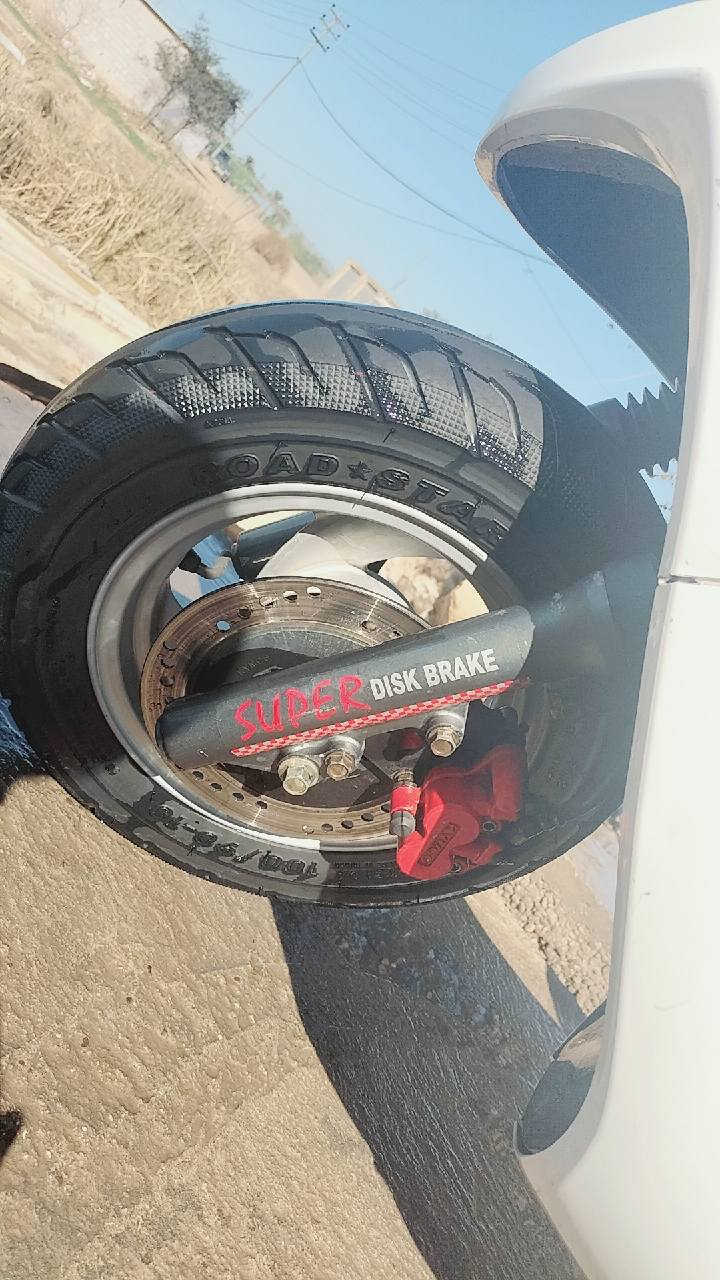 السلام عليكم. 🔥 للبيع دراجة كامكو V2 ياباني 🔥
🔹 اللون: أبيض
🔹 المحرك: 150 سي سي قوي واقتصادي
🔹 المنشأ: ياباني
🔧 المواصفات:
✔️ فرامل دسك أمامي وخلفي(فحل) 
✔️ دسكات بحالة ممتازة
✔️ تايرات جديدة / نظيفة ثبات عالي
✔️ كهربائيات كاملة شغالة 100%
✔️ تشغيل سلف نكره 
✔️ نوع نوزل فول 
✔️ عدادات واضحة وشغاله 
✔️ الدراجة نظيفة وما تحتاج شي
✔️ جاهزة للفحص والتجربة 
📍 السعر 1050 مليون وخمسين الف وقابل للتفاهم للشراي يدلل مكاني نجف ــــــ قضاء المشخاب. ملاحظه. الدراجه قبل 7 اشهر طلعته من الوكيل ما مستخدمها هواي فقط للدوام مخليها اروح وارجع بيها. ماخذها 1150 من معرض الشبلاوي احلى من الصوره 
📞 للاتصال  ***********
