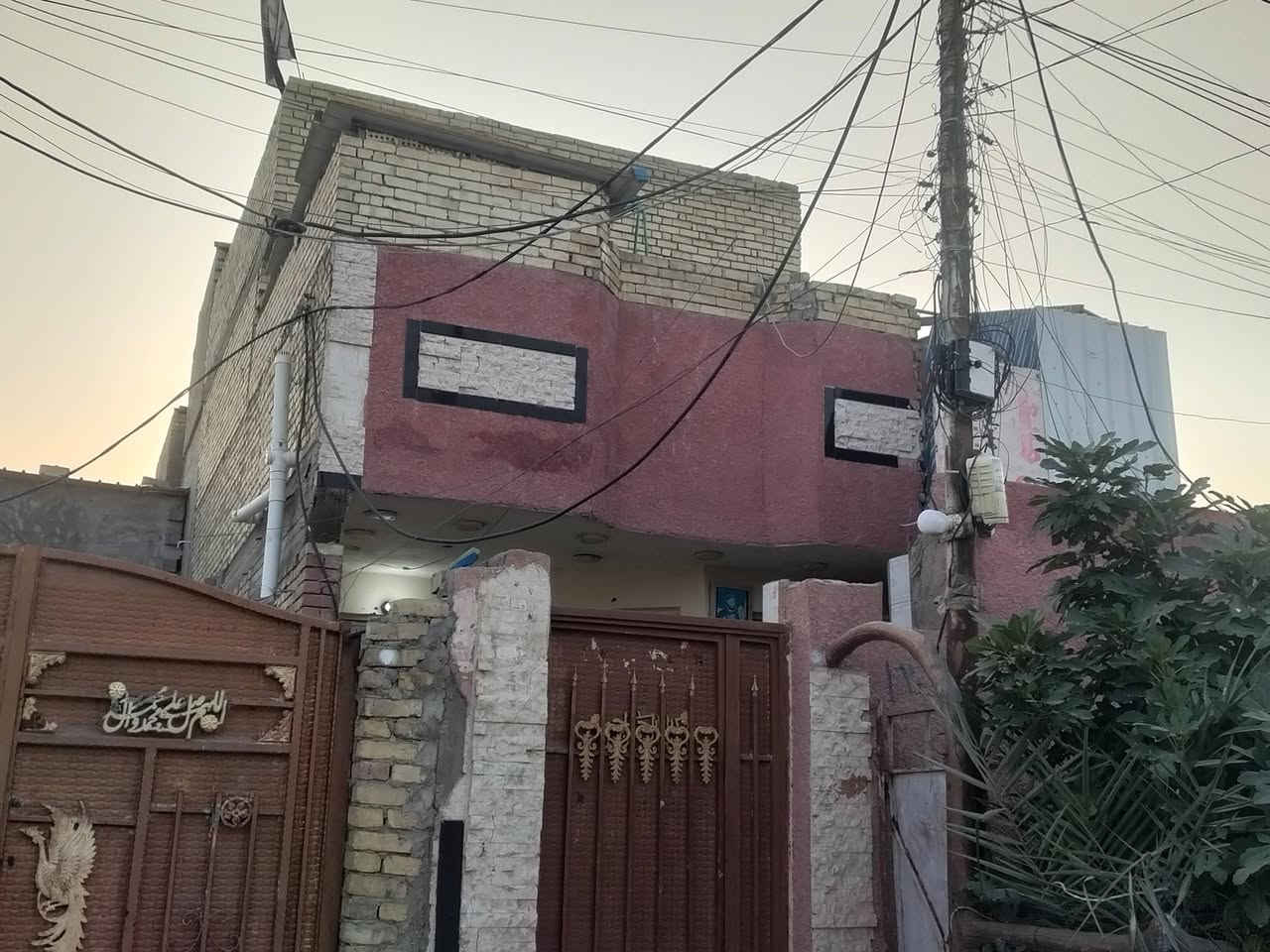 السلام عليكم بيت البيع مساحة 150 متر منطقة الرشاد بيت بناء حديث تجي وتشوف بعينك الله شاهد بيت بي 3غرف 2فوك و1جوه و ستقبال وصاله و مطبخ حار وبارد كلشي جديد كبل بس جيب غراضك وتكعد سعر 90 وبي مجال بسيط رقم ***********

