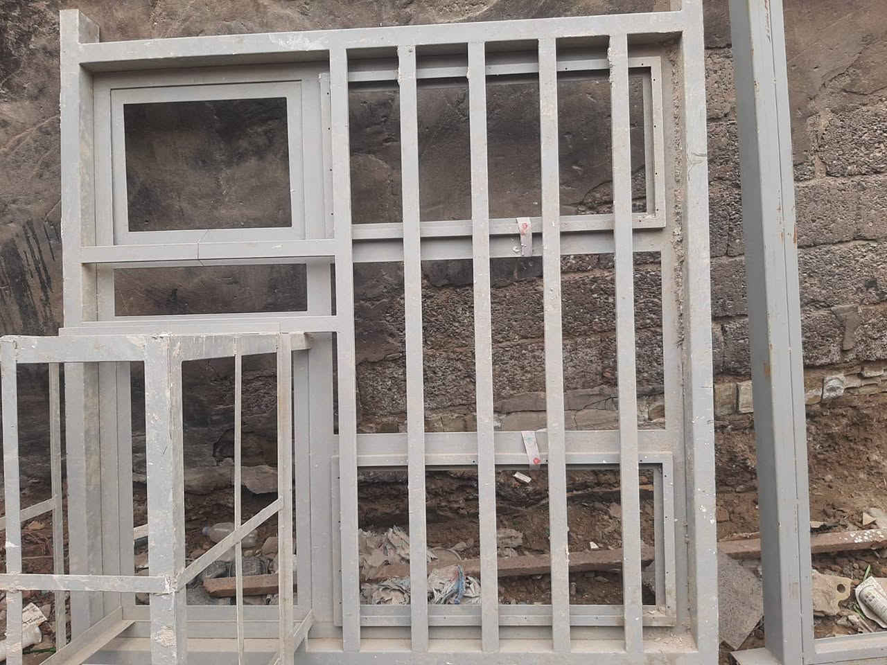 شباك ابو القفص ١٦٠ سم ارتفاع    ١٥٧ عرض٠٠٠٠٠٠٠٠٠٠٠٠٠٠٠٠
الشباك الثاني عرض  ٢٢٥ سم والارتفاع ١٩٣ سم٠٠٠٠والحديد ٢ مليم
ملاحظه الشبابيك غير مستعمله في ابو دشير 
للاتصال ‏‪0 771 372 6822‬‏
