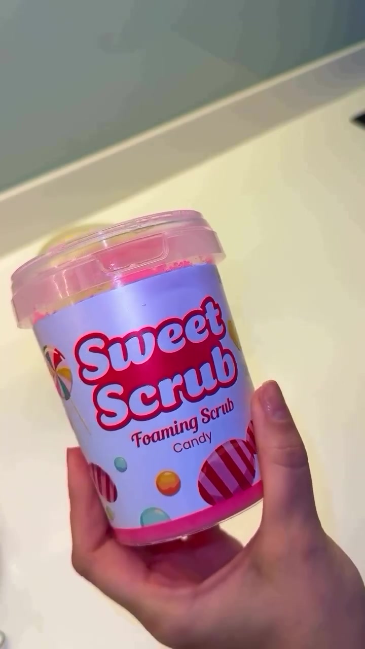 مقشر Sweet Scrub Foaming Scrub 💖🥺
هو مقشر جسم ( يُستخدم لليدين أو المناطق الخشنة ) يجمع بين التقشير والتنظيف بنفس الوقت لأنه يعطي رغوة خفيفة أثناء الاستخدام. 
'
يحتوي على حبيبات تساعد على إزالة الجلد الميت وتنعيم البشرة
رغوي: يتحول لرغوة خفيفة، يعني ينظف مثل الغسول
روائح متنوعة: مثل
Candy 🍬
Lemon 🍋
Milk & Coconut 🥥
Vanilla & Pomegranate 🍓
Cupcake & Honey 🍯
'
عدد مرات الاستخدام:
2–3 مرات بالأسبوع (حسب نوع بشرتك)
ضروري ترطيب البشره بعده#اكسبلور


**إذا كنت صاحب هذا الإعلان وتريد حذفه لأي سبب، رجاءا أرسل رسالة إلى الدعم الفني**