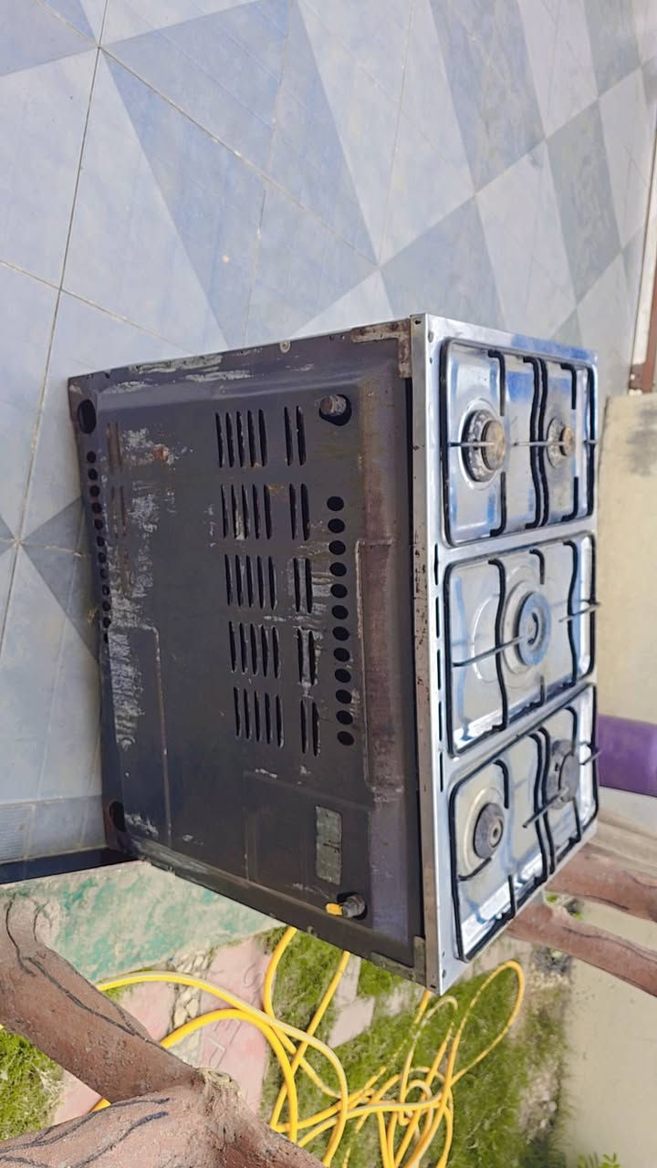 البيع طباخ شرط الشقل حته الفرن السعر ب 100 الف ***********
