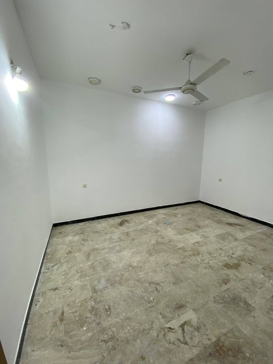 80 متر للايجار السيديه الضباط مربع كامل ساجد 

طابقين مدخلين 

ثلاث غرف وصاله مطبخ صحيات 

ايجار 900 قفل

للاستفسار الاتصال على الارقام 
***********
***********

مكتب القريشي للعقار 

شارع المركز دخول سيطره مركز مجاور مطعم يمان
