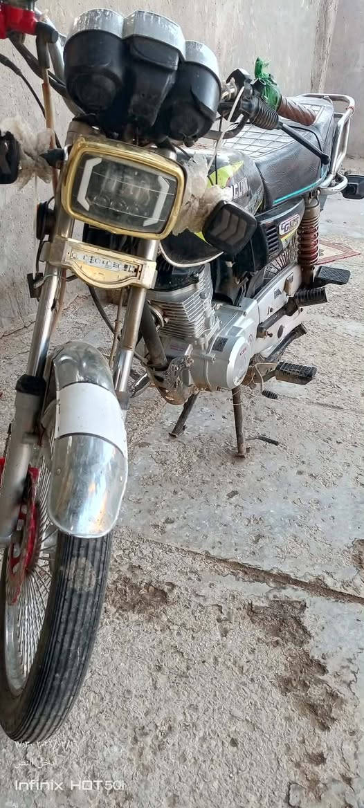 سلام عليكم دراجه تايكر موديل 25 اوراق سكنر مكانه الديوانية ال حمد ***********
