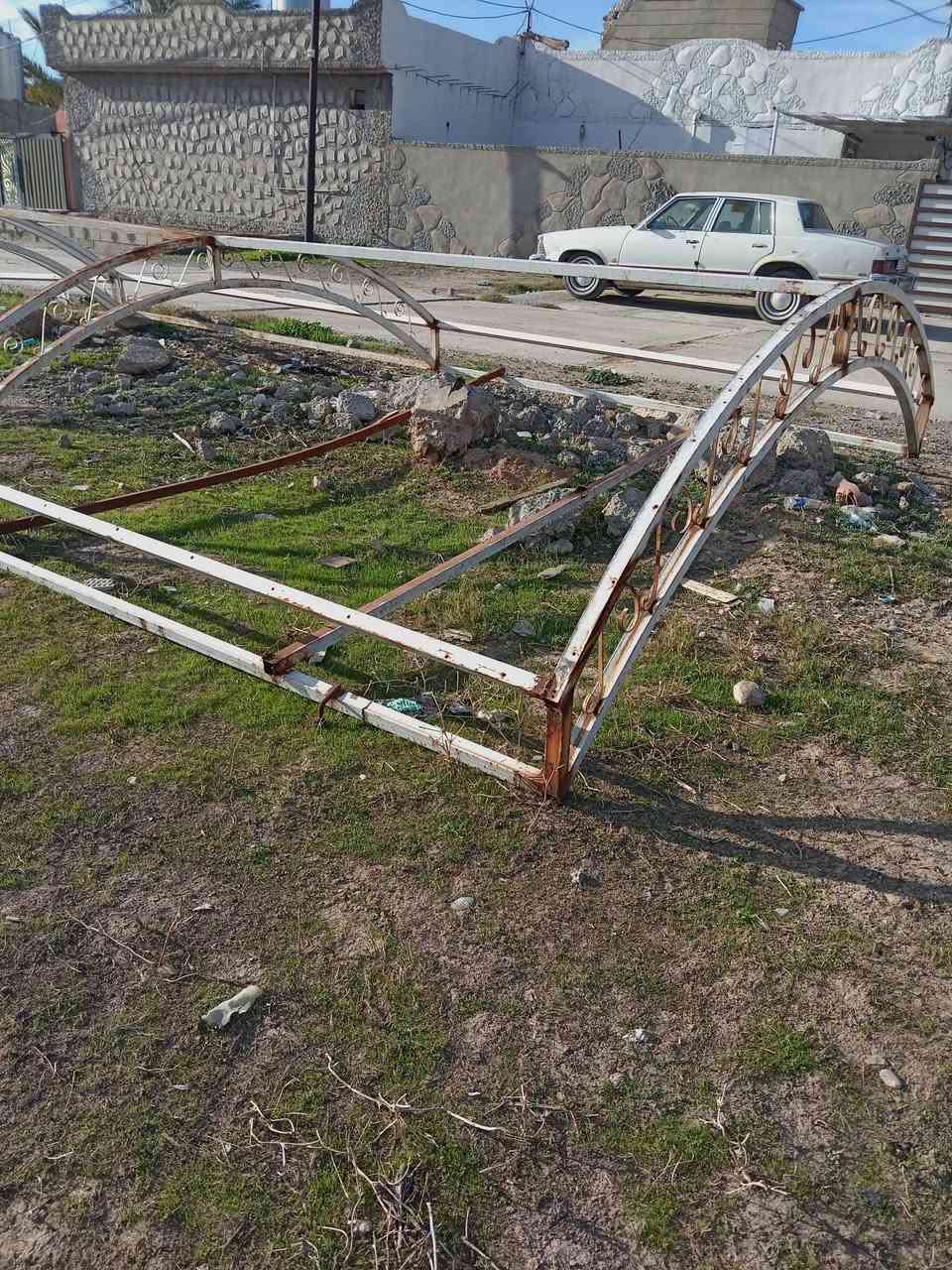 السلام عليكم سقيفا كاملة مع الجينكو الطول 12 متر والعرض 3 ونص متر اي استفسار اتصال علاالرقم ***********
