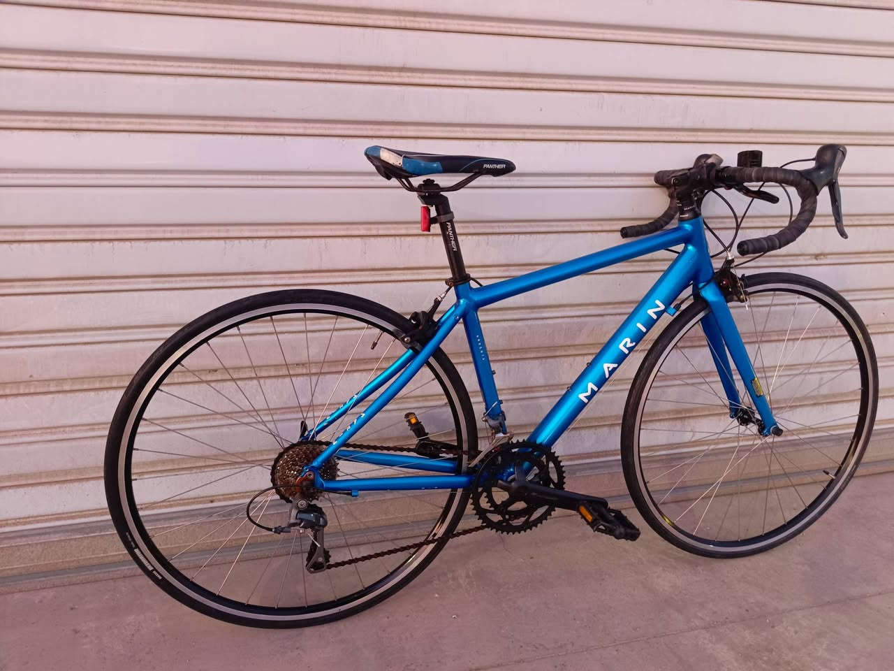 السلام عليكم اخوتي دراجه ماركه MARlN الحجم ٢٨ الفريم S
سستم كلارس ٨/٣ نضافه كدام العين 
بلادي عل وضع الشركه 
السعر ٢٥٠ بيها مجال للطيبين 
العنوان موصل معرض الفهد
للاستفسار ***********   /***********
