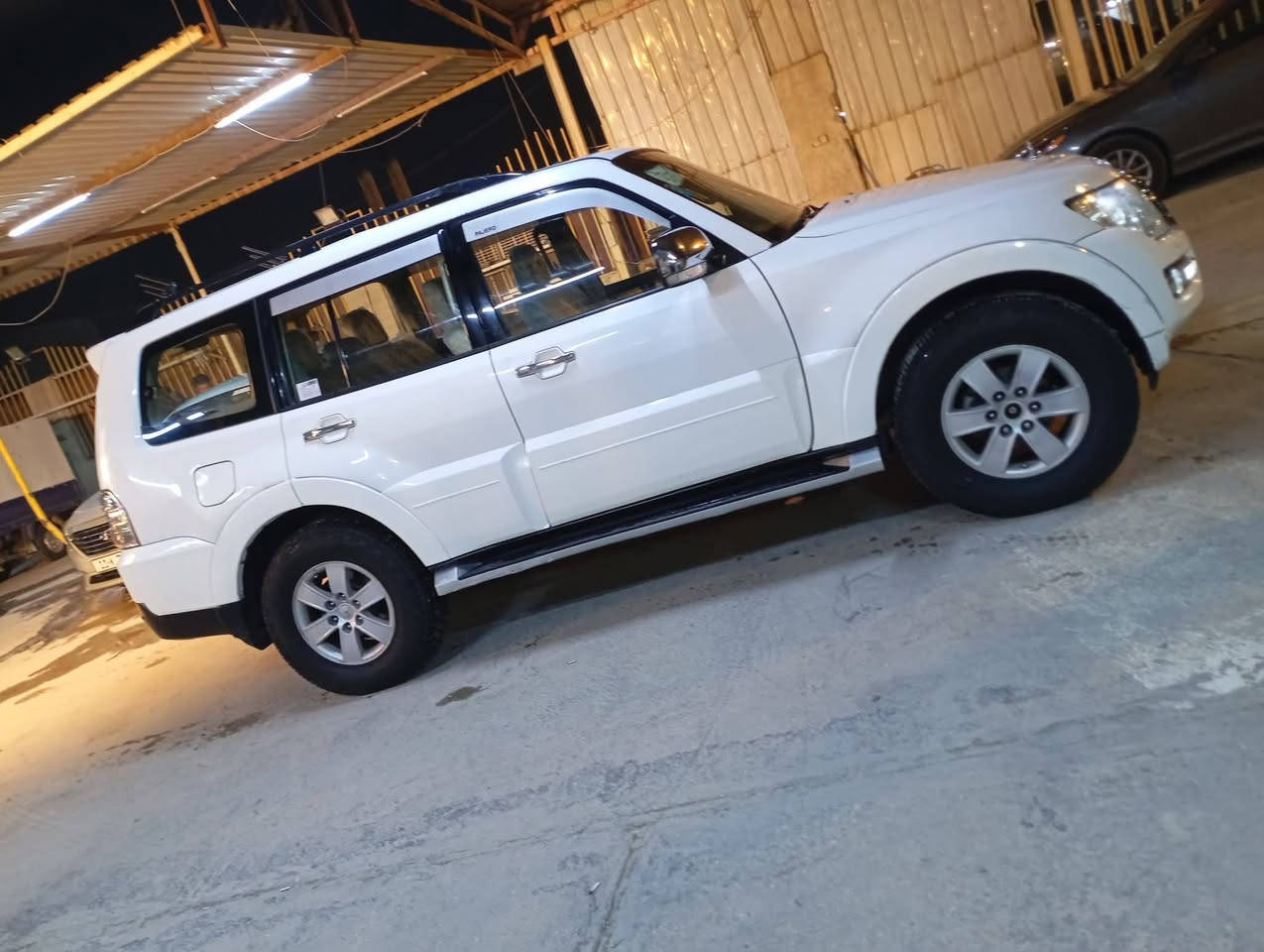 السلام عليكم
————————-
باجيرو 2008 حبتور 
رقم بغداد انكليزي باسمي تحويل ثاني يوم 
———————————————
مواصفات 
١- فتحة 
٢- شاشة كأمره 
٣- كشنات جلد + كهرباء 
٤- تبريد ٣ قطع 
٥- مري شفط 
٦- فور ويل 
باقي مواصفات المعروفة 
———————————————————
سياره مكفوله بدون حادث بية صبغ 2 قطع طخت تكتك  بدون اي دواخل وعلى الفحص بدون ايرباك سياره جاهزه بدون اي نقص بية ملاحظه بسيطة جدا فقط
+ موجود السونار مالها 
 
————————————————————————-
السعر:-115 بي مجال بسيط
مكانه :- بغداد الجديده
***********
