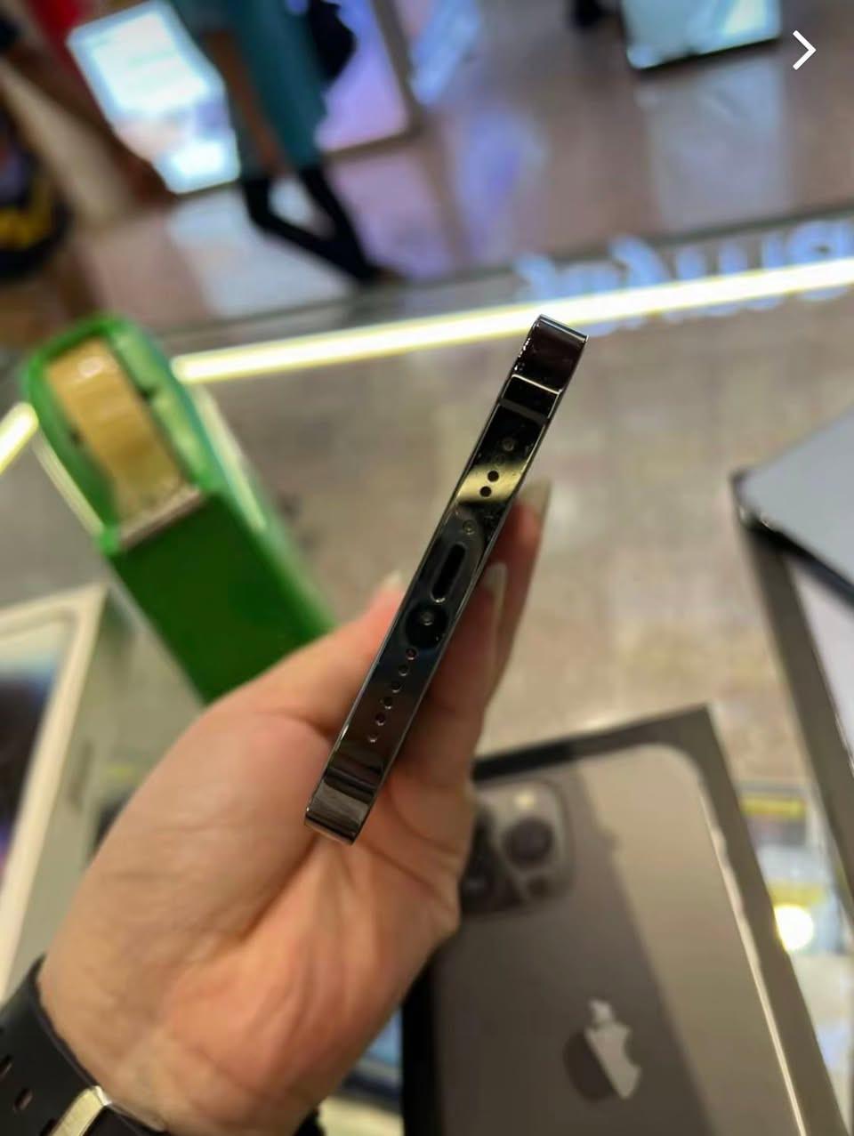 سلام عليكم شباب آيفون 13برو ماكس فول نضافه بس بطاريه مرفوعه 95بس فول ذاكره 256سعر عل نتصال رقم الهاتف بس واتساب مفتوح ***********هاذه رقم

