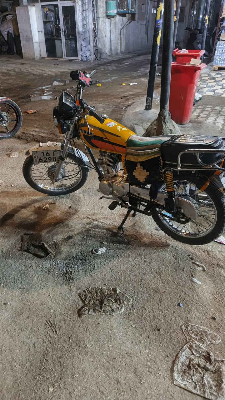 سلام عليكم دراجه نامه رقم او سنويه
مديل 2022 نامه برو دراجه معمره 2025
بس شاصي او محرك نامه برو باقي كله نامه شلامجه 
دراجه تخبل كلشي ما عايزه شي
 مليون او 400بيه مجال بصيط ***********
 او مراوس نزل بتعلقات اني ادخلك خاص
