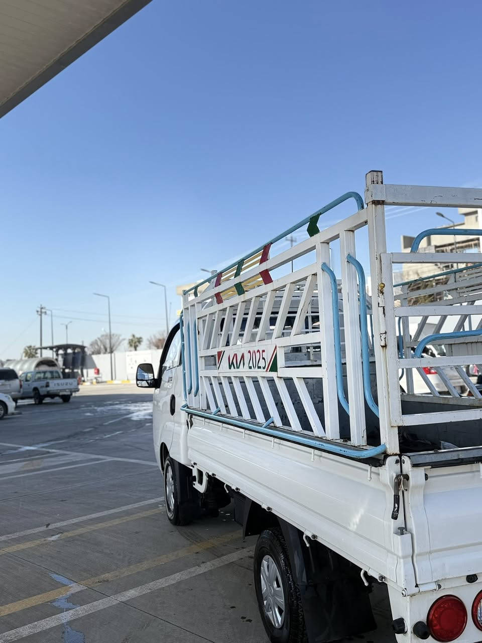 ‎سەرەتا بەناوی خوای گەورەو مهیرەبان کیا ٢٧٠٠ رەقەم سلێمانی کامل مەسرەف گیر عادی  مۆدیل٢٠١٦ بیلاد   فول  فولە ٥ دوگمەیە( سویچ کۆنترۆل .گەرمی بەسراوە.تەبریتی ساردی بەسراوە.بریکی بەسراوە کوشن هیتەر.ئاوینە گوی بەرخ.ئاوینە کارەبای. قوفل مەرکەزیە.)  ٦تایەی تازەیە بۆدی سفرە  گیرو مەکینەو ئەکسلی بەشەرتی ١٠ فیتەر مالی دۆستە   ***********
