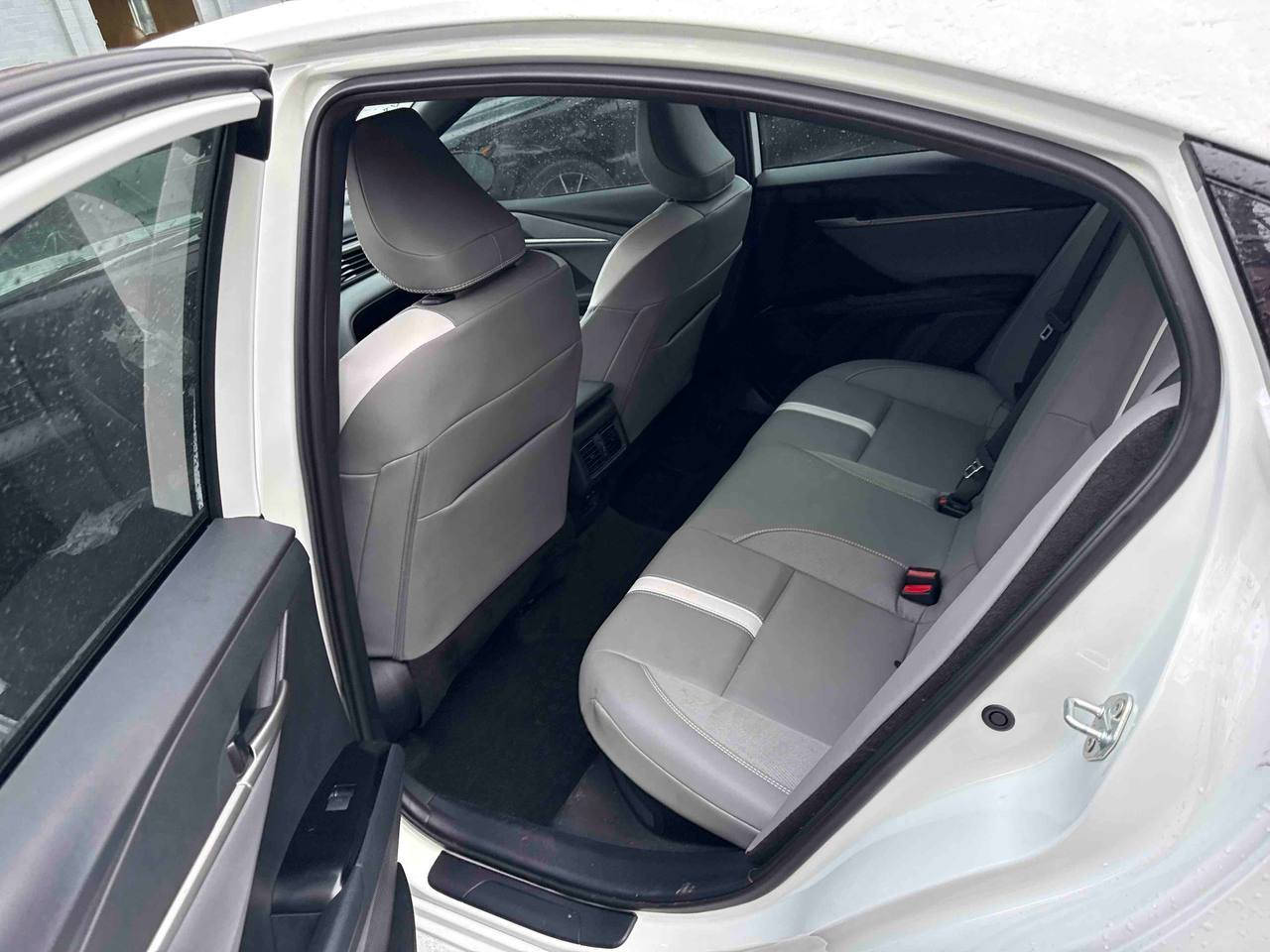 السلام عليكم.
كامري موديل 2025.
اللون ابيض. فوول مواصفات.
فتحة+جلد +تحكمات +هايبرد. فوووول الفووول. السيارة دخول جديد. رقم بغداد تحويل مباشر.
حادثها جاملغ وبنيد... بالتحميل رصعة بسيطة بالجاملغ الخلفي جهة السايق.. مصلحة  PDR. مكانها بغداد. التواصل. واتس اب. او اتصال. علئ الرقم هذا.***********.
