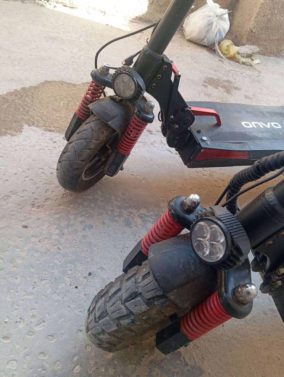السلام عليكم عندي اسكوترات جبتهم من تركيا للبيع فليتهم يحتاجون كهربائي سكوترات يمشي كل واحد اكثر من 45كيلو نوعيه نوفه الماني ممتاز مكلفاتني 700دولار ابيعهم 450دولار فقط الكهرباء الاشير اللضويه شغاله تحتاج كهربائي ذكي اما السكوترات شغالات مشيت بي 45كيلو الي اله فيهم مصلحه يتصل***********
