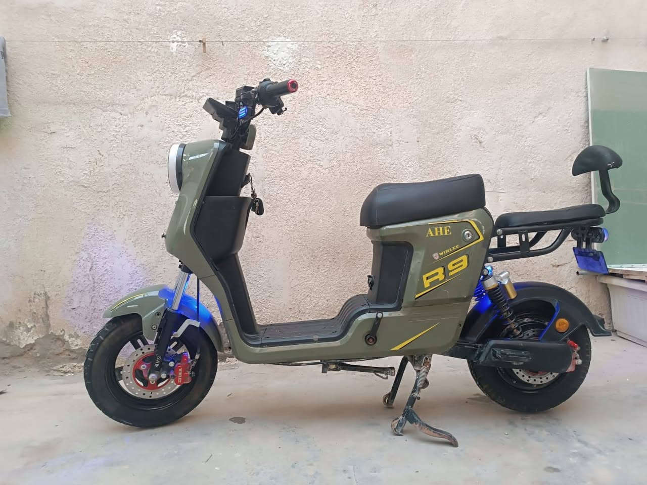 دراجه شحن R9  اخت الجديده
دراجه حلوه وخير من الله بيع مستجعل ب400 وبيها مجال حك الجيه... تواصل على رقم *********** عنواني الزبير سوق سوادي
