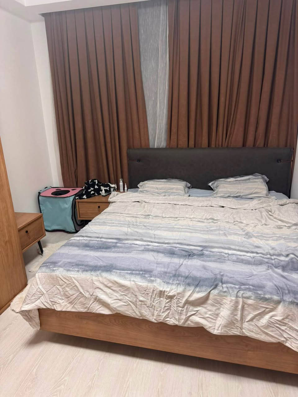 غرفة نوم ملكيه نفرين ماركة العطار
٦ قطع 
خزانة البسة ٦ ابواب
السعر 3000$ 
*********** أربيل, العراق
