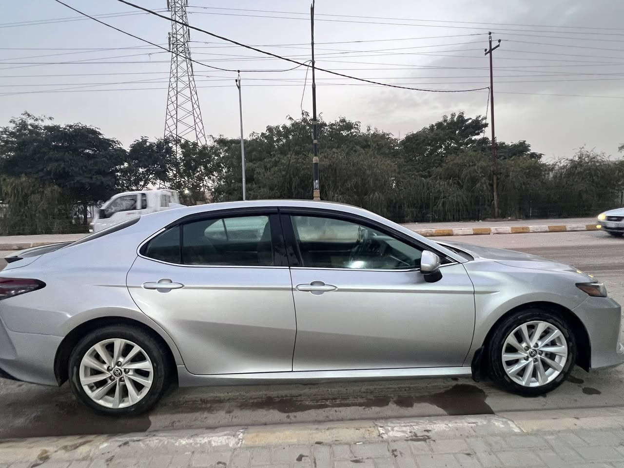 السلام عليكم 
تويوتا كامري بانزين 2023
مواصفات LE نص فول معروفه مواصفات الكامري 
ضرر صبغ بنيد وفتحة باب السائق علئ بارد 
موضح الضرر في المنشور 
السعر 175 وبيها مجال كلش قليل 
رقم الهاتف ***********
