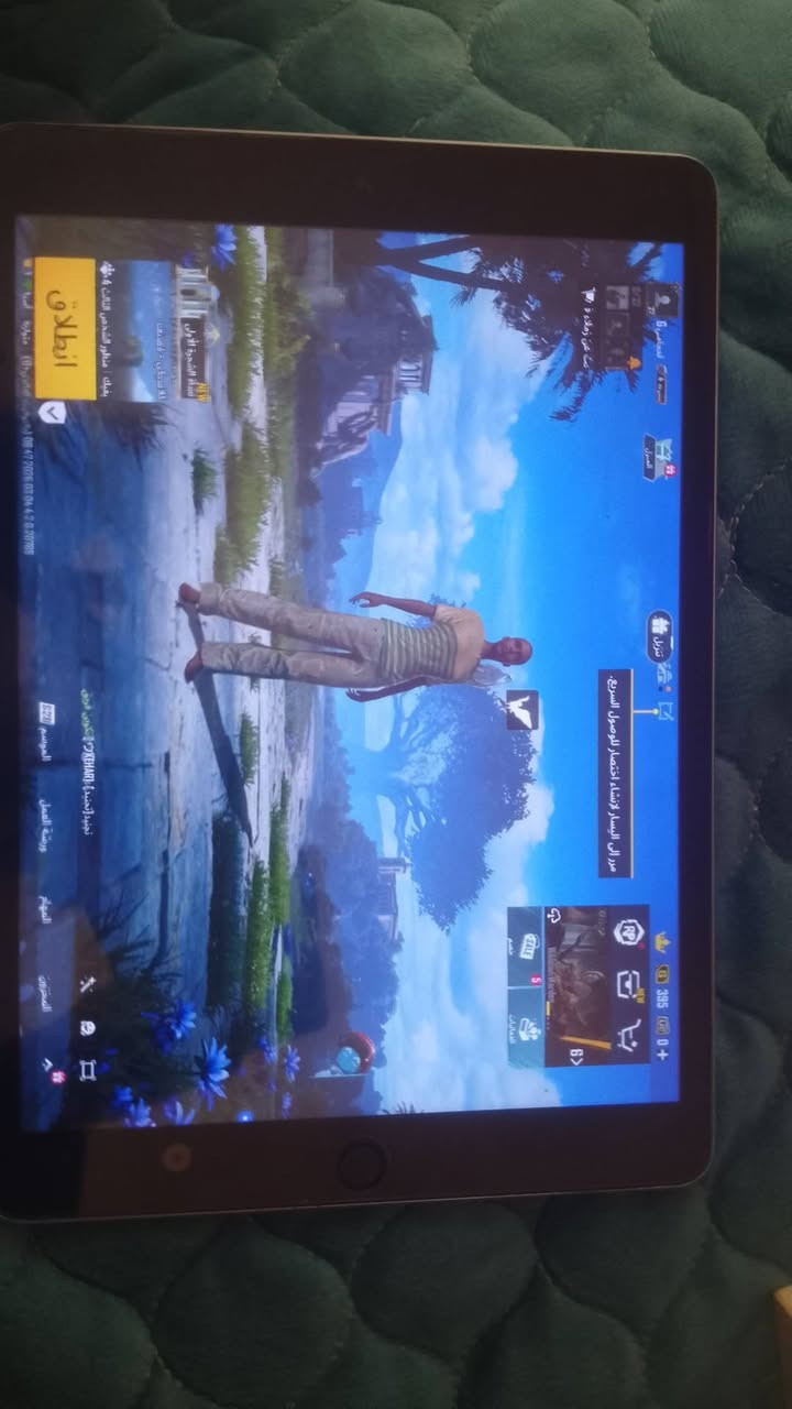 ايباد (الجيل التاسع)ذاكرة 64 
الايباد امانة الله مصارلي اسبوع من جبتة غراضة زلاكة والكارتونة مالتة بس الصبح وكع مني واني كاعد صار بي هاذا الخط الاسود  بس ابد ما بين بلعب الخط يجي ويروح  👇 الايباد نظيف قفلة 185 لاحد يعامل العنوان بغداد ***********
