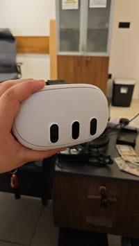 ميتا گويست 3 • شاشة 4K+ • قاعدة شحن