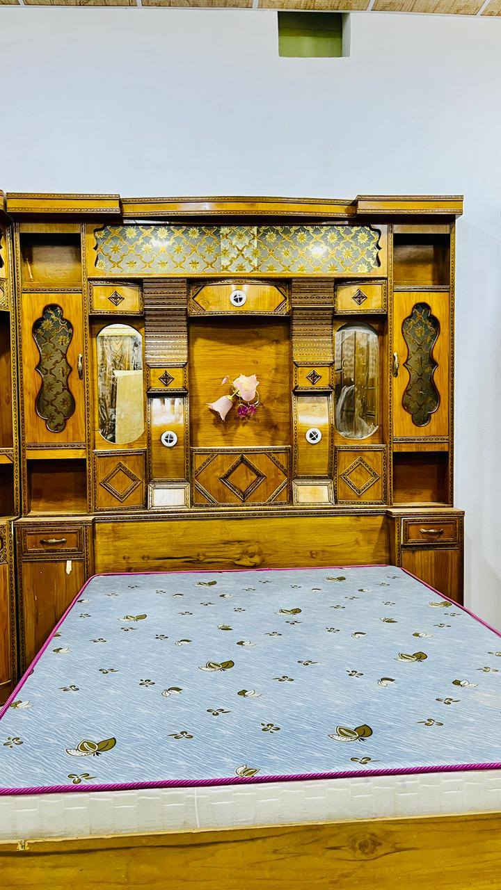 سلام عليكم للبيع غرفه نوم هودج خشب صاج داخل وخارج   استخدم قليل عنوان الرمانه  سعر مليون 50 وبي مجال
*********** /واتساب
