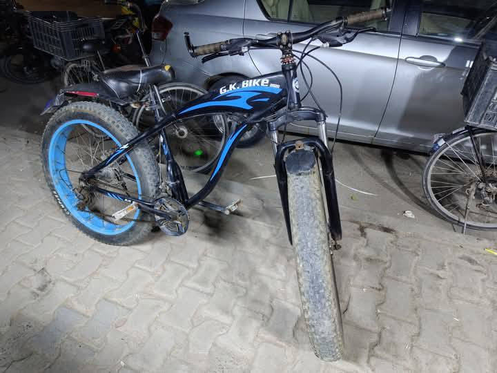 اسلام عليكم بايسكل جبلي نضيف كلش موديل 2021 3 مكاين امامي 8 مكاين خلفي السعر 100 الرقم ***********
