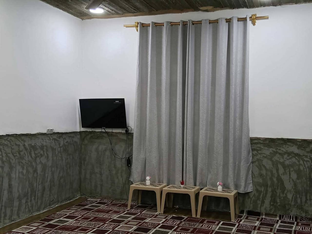 السلام عليكم بيت للبيع تجاوز مساحه ٢٠٠م بناء🏫 جديد الحي العسكري الاولى قرب مستشفى هيت الجديد شارع ١٠م موقع ممتاز يحتوي على ٢ غرفه نوم.... صاله.... استقبال..... مطبخ... صحيات خارجيه وداخليه رقم الهاتف ***********السعر المطلوب ٥٥مليون قابل للتفاوض
