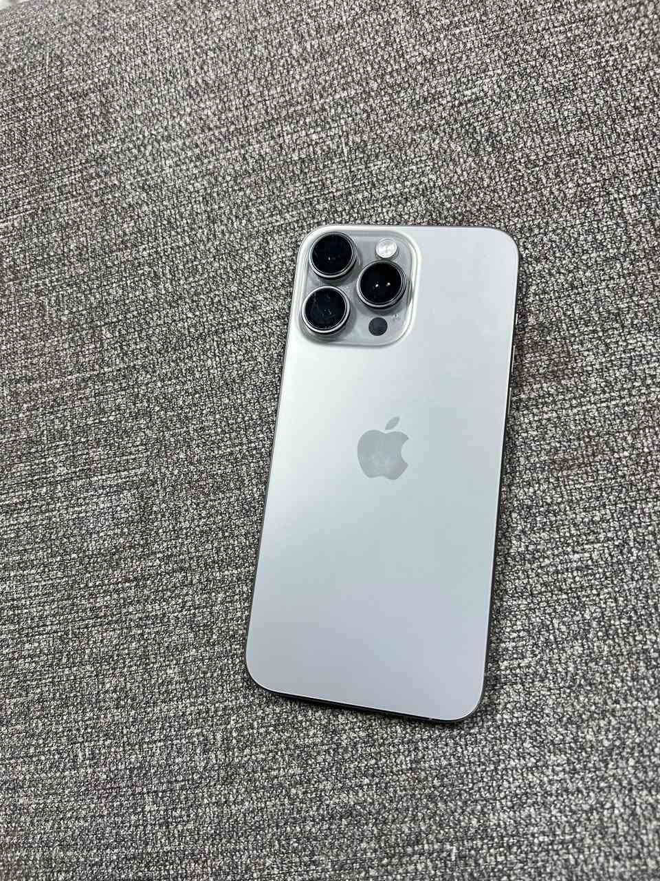 مستخدم ايفون 15pro max
ذاكرة 256GB بطارية 94 
عدد الدورات 315 كفالة عامه الجهاز وتر بروف فقط كيبل ويا الجهاز هاتف ☎️ ***********
