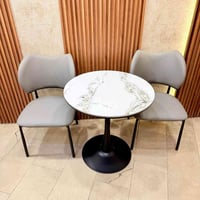 ميز رخام • ٧٠×٧٠سم • كراسي جلد