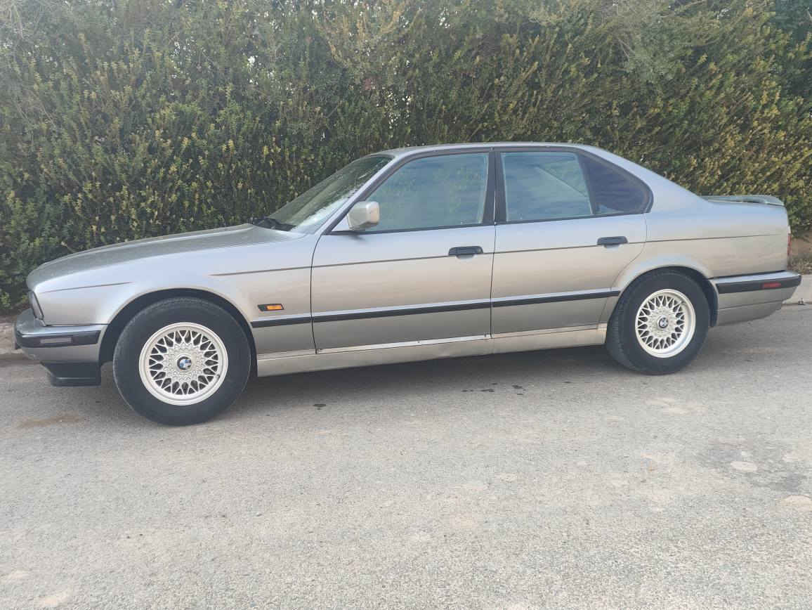 بیئێم 525i کەپس دیجیتاڵ گێڕ عادی مۆدیل 1991 
چوار جام کارەبا
سڵاید
تەبرید سارد و گەرم لەسەر سویچ ئیش دەکا
شەغالە و بەکۆنتڕۆڵ پێ دەبێ 
داخستنی هەر چوار جام لەسەر کۆنتڕۆڵە
کارەبایاتی کامل بە شەرت بێ خەلەلە و لەسەر بیلادیە 
گێڕو مەکینەی بێ کێشەیە و لە 100 کیلۆمەتر 12 بۆ 15 لتر دەخوا

سعری 67 وەرەقە و مەعمەلەشی تێدایە
*********** أربيل, العراق
