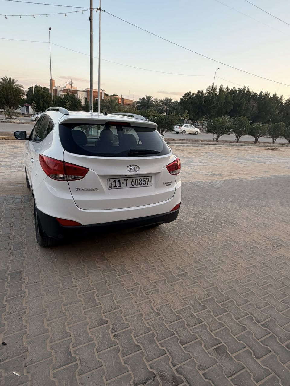 سلام عليكم 
توكسان مديل ١٦ 
خليجي سياره حلوه ونضيفه 
بيه بنيد مصبوغ وجاملغ مبدل نفس اللون 
مكينه كير حداديه كفاله 
السياره ماشيه ١٨٠ اصل
فور ويل لمتد 
رقم بغداد الجديد مداور ثاني يوم 
مكانه النجف 
السعر ١٣٩ وبيه مجال بسيط 
للاستفسار ***********
