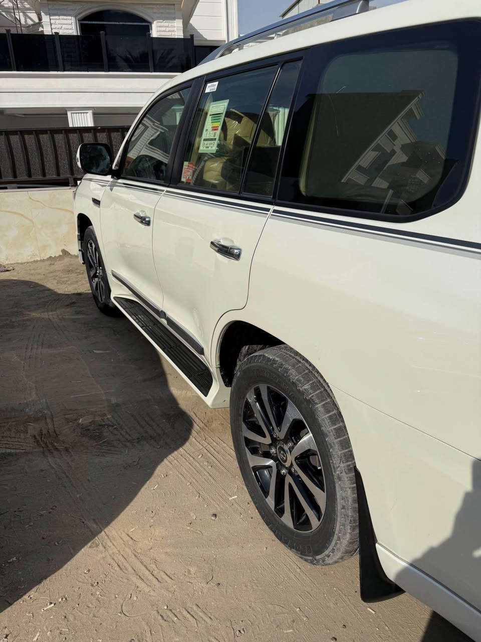 للبيع لاندكروز gxr 2019ساز كراند تورنك 
ستة سلندر 4000 ماشية 132000 سيار كشنين كهرباء ماوسين دشبول ليزري شاشات جنطة كهرباء تشغيل عن بعد  وبعد بيه موصفات  السيارة بيه صبغ بداية  الجاملغ الامامي فوق الشريط وبيه تصليح بارد جوه الايت الايسر وبيه بارد بلباب السايق  وبارد بصيط بجاملغ الايمن وموضح بسونار   رقم بغداد بأسمي السعر 52000$ دولار  وبيه مجال مكاني بغداد الكرخ  
*********** بغداد, العراق
