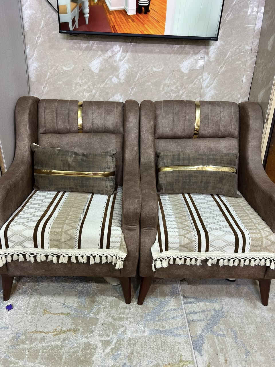 تخم 10 مقاعد
2 ثلاثية 1 ثنائية 2 كراسي
نظيف جدا
موديل حديث بدون اي كسر 
سعره 350 وبي مجال 
مكانه بغداد / الاعلام 
***********
