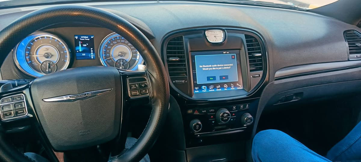 السلام عليكم رمضان كريم 
السيارة موديل 14 اصل (( أبيض صدفي ))كفالة عامه توويل مكينه 3600 سياره جديده بمعنى الكلمة وجاهزة من جميع النواحي السعر 220 العنوان البصرة 
***********
