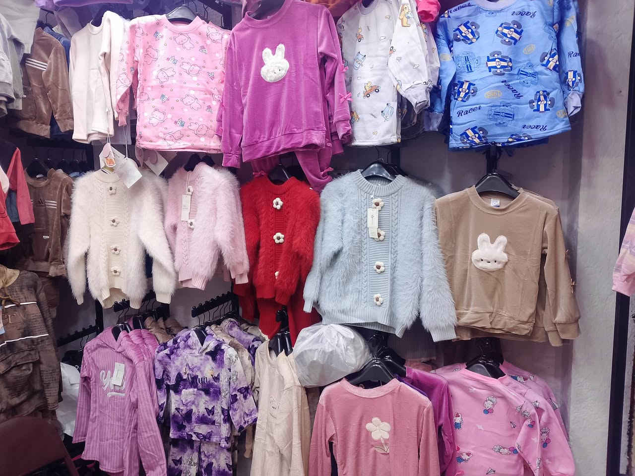 محل ألبسة اطفال للبيع موصل الزهور دورة النافورة التفاصيل الاتصال على ***********
