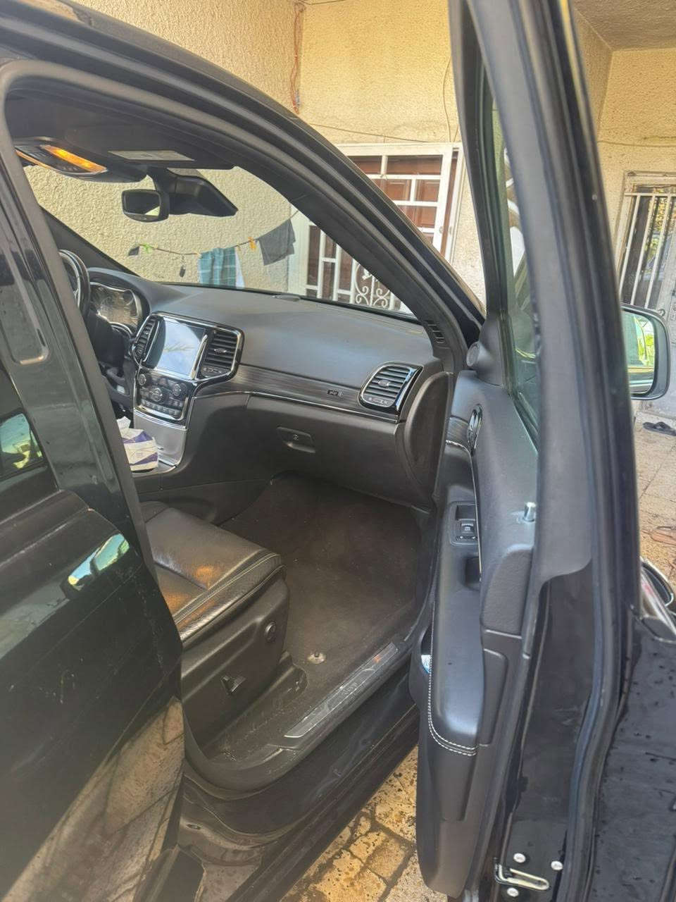🚙 للبيع — جيب غراند شيروكي
✅ مميزات Jeep Grand Cherokee 2021
 • محرك V6 3.6 
 • أوتوماتيك 8 سرعات
 • دفع رباعي 4WD
 • لون أسود 
 • فتحة سقف بانورامية
💺 الداخل
 • مقاعد جلد أسود
 • مقاعد أمامية مدفأة ومبردة
 • عجلة قيادة جلد متعددة الوظائف
 • تكييف أوتوماتيك ثلاثي 
📱 التقنية
 • شاشة لمس Uconnect 8.4 بوصة
 • نظام ملاحة GPS
 • Bluetooth و Apple CarPlay
 • كاميرا خلفية 360°
 • حساسات أمامية وخلفية
 • نظام ABS
 • نظام الثبات الإلكتروني ESC
 • تحذير الاصطدام الأمامي
🚨 الحساسات والرادار
 • ✅ حساسات أمامية وخلفية للركن
 • ✅ رادار أمامي للاصطدام
 • ✅ حساسات المرايا الجانبية للنقطة العمياء
 • ✅ تحذير عند تغيير المسار
 • ✅ كاميرا خلفية مع خطوط إرشادية
 • ✅ تنبيه حركة العبور الخلفي

السيارة مرقمة 

التوصيل : ***********

ملاحظة : السعر 240 وبيه مجال قليل
