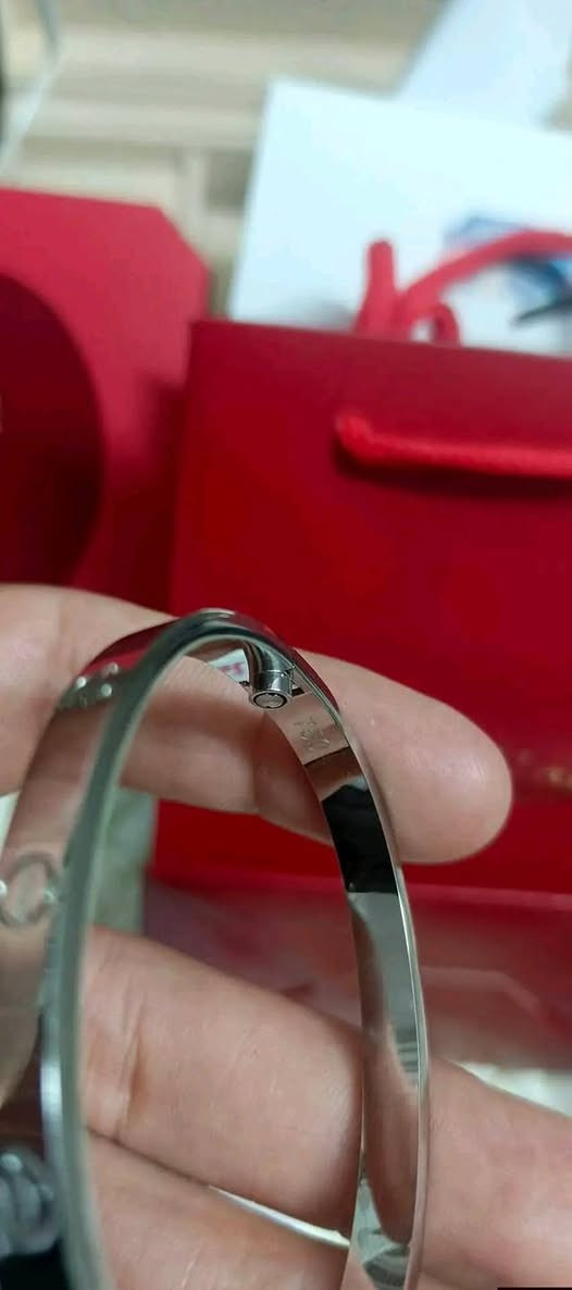 هاذا السوار او المعضد  الكارتير طلع متروس ختوم 17 و 750 /// هواي طلعلي منه وياه درنقس وعلبه


**إذا كنت صاحب هذا الإعلان وتريد حذفه لأي سبب، رجاءا أرسل رسالة إلى الدعم الفني**