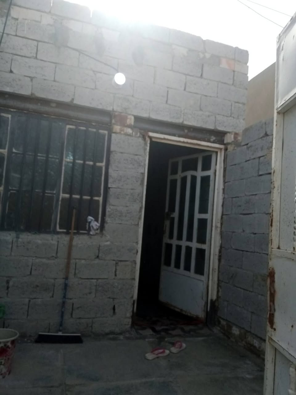 دار للبيع بناء بلوك مساحه 70 متر عكاده فرمستون بي نواقص لبخ والارضيه بيع مناسب حي الامين الثاني كامل خدمات قريب الشارع 150م وتساب ***********
