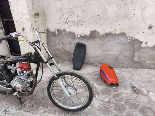 سلام عليكم دراجه للبيع ادوات مكينه تيربو متروكه صارله شهر محرك مكفول ما مفتوح نقص نواعم السعر 500وبيها مجال العنوان موفقيه شقق ***********
