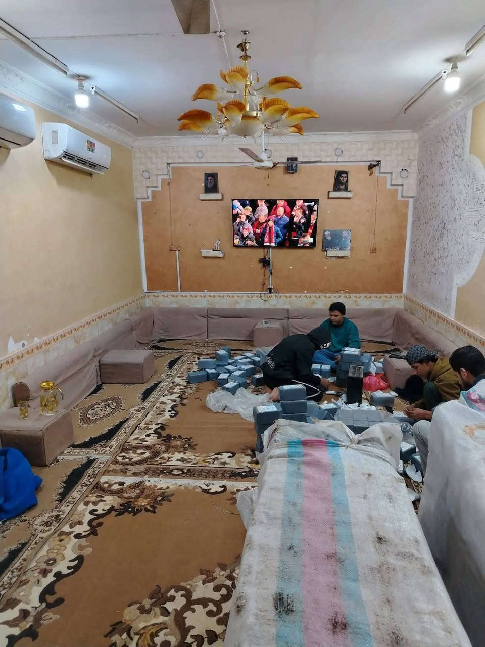 بسم الله الرحمن الرحيـم 

عن رسول الله ﷺ

(( مَا نَقَصَتْ صَدَقَةٌ مِنْ مَالٍ، وَمَا زَادَ اللَّهُ عَبْدًا بِعَفْوٍ إِلَّا عِزًّا، وَمَا تَوَاضَعَ أَحَدٌ للَّهِ إِلَّا رَفَعَهُ اللَّهُ ))

الى اهلـنا في الاسـكان الصـناعـي كـافة الإخوة  والأخوات 

     في_بيتك_صندوق_للصدقات
على_بركة_السيدة_الزهراء عليها السلام 

     مؤسسة_فاطمـة_الزهراء_الخيريـة 

تعلن  وبالتنسيق مع مؤسسة فاطمة الزهراء (عليها السلام) الخيرية عن إطلاق مشروع «في بيتك صندوق للصدقات» 
وهو صندوق خاص بالمؤسسة يُوضع في البيوت للمساهمة في أعمال مساعدة العوائل المتعففة والايتام المحتاجة للمساعدة .

فمن يرغب من الإخوة الكرام بالمشاركة 
يُرجى التواصل معنا مباشرةً أو عبر الأرقام المدوّنة في صورة الصندوق المرفقة لغرض تزويده بصندوق 

جعله الله في ميزان حسناتكم ورحمة لكم ولأمواتكم 

الاستفسار والتواصل عبر الارقام التاليه 

منذر المايس  (( *********** )) 

رائد المختار   (( ‭0781 230 8933‬ ))

حيدر علي بجاي (( ‭***********‬  ))

خالد فلاحے        (( *********** ))
