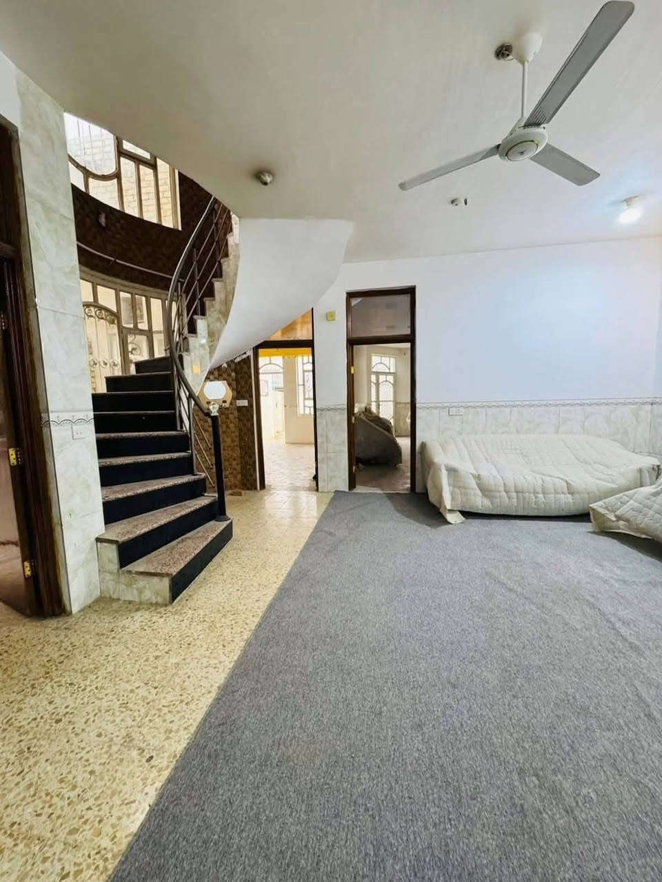 الســـــــــلام عليكــــــــم

دار طابو زراعي للبيع المساحه 275م 
🔵يحتوي على 2 نوم- وصاله -وكليدور  وصحيات - صاله - مع كراج سياره  وحديقه   - 
خدمات 🔵 
 ماء مجاري كهرباء تبليط - 

الموقع 📍 
نادر الثانيه  شارع زين العابدين 

              للاستفسار 
  مراسلة الصفحه او الاتصال على 

للاستفسار عن أي عقار يتم نشرة
      مراسلة الصفحه او الاتصال على 
          *********** - عمار الربيعي 📞 
         *********** - فقار الجنابي 📞
