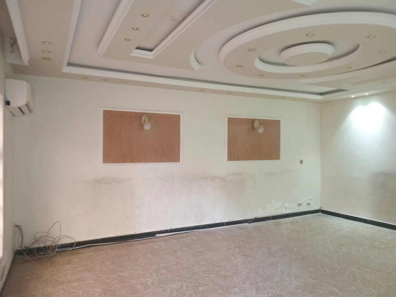 بيت للأيجار في منطقة الشهداء 
شارع المضخة  قرب اسواق 
رهوفة المساحة ٢٠٠ متر طابقين    
عدد الغرف 6غرف نوم 
حمامات ٣ مشترك وكراج 
وحديقة الاستفسار ع هذا الرقم 
***********
متوفر وتساب
