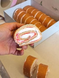 لازم تحلاية ورة الفطور 20 قطعة ب10 محشاية فراولة وكريمة والوجه كريمة و...