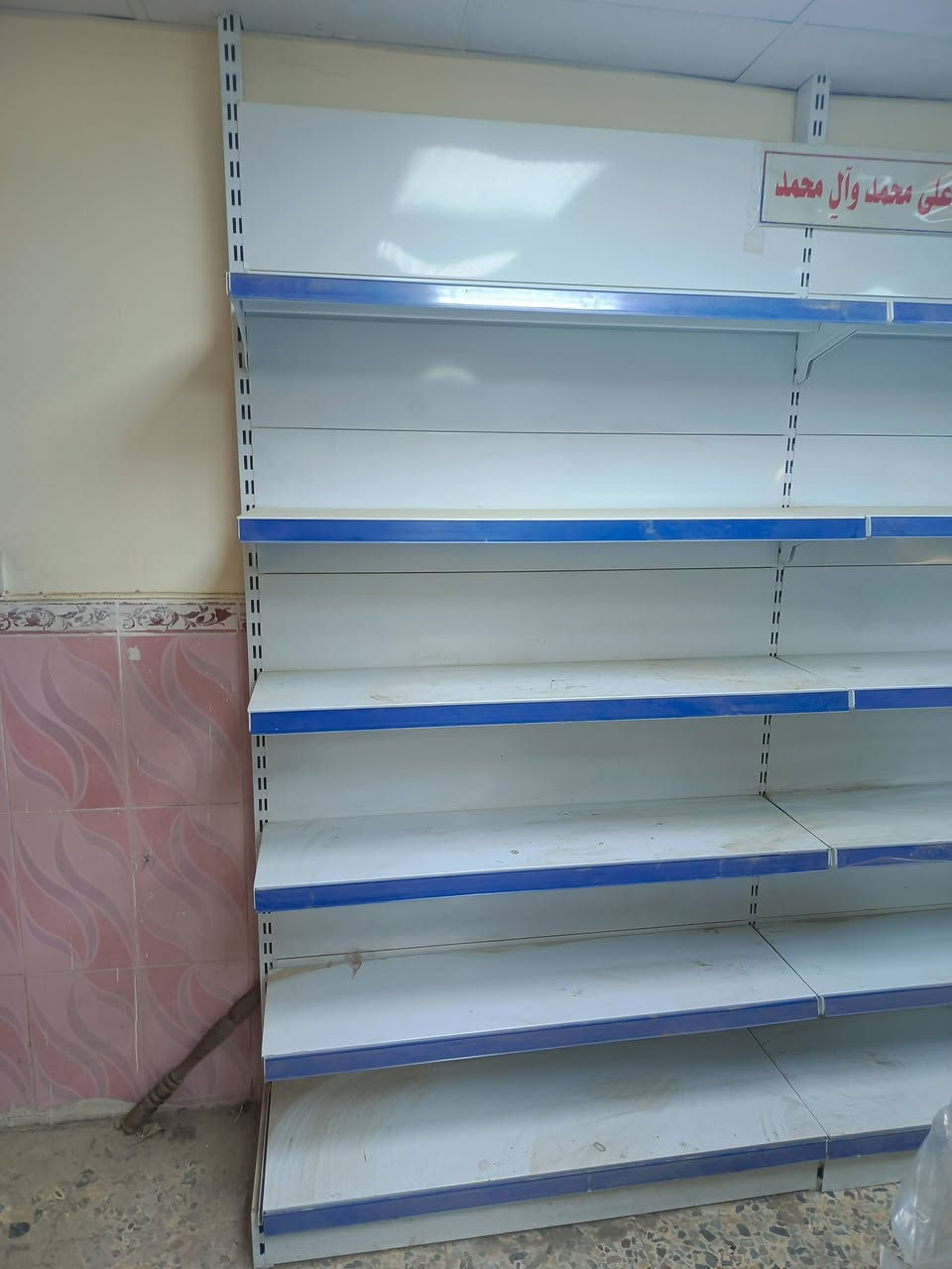 السلام عليكم ورحمه الله وبركاته
رفوف للبيع العنوان بغداد الكمالية 
***********
