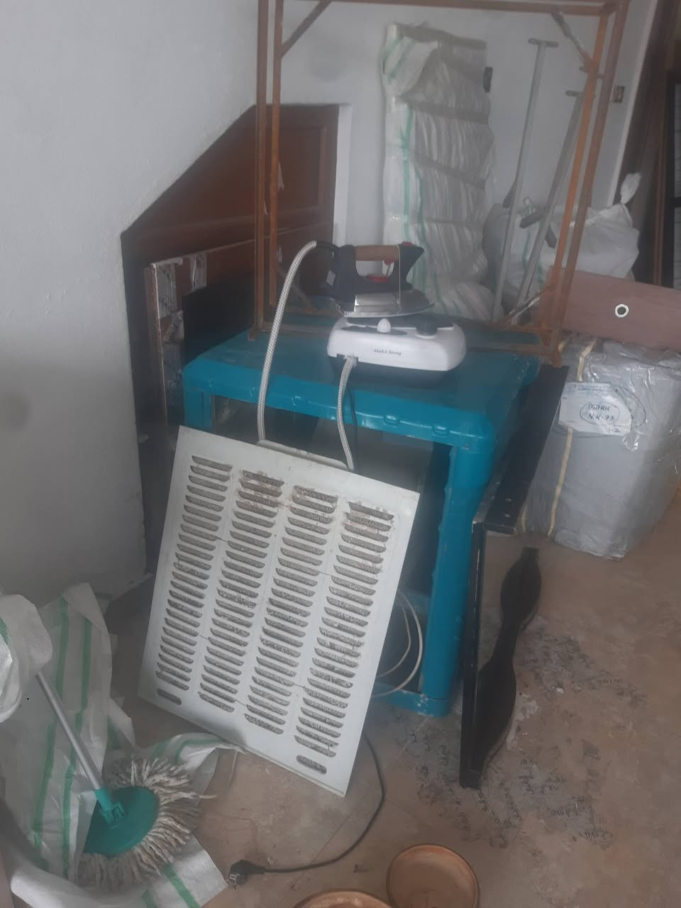 غرفة نوم بحالة جيدة مع دوشك طبي 175
دوشك طبي 50
طقم كنبات ١٠ نفر  كوشات متحركه مع طاولتين  50
ميز تلفزيون 15
ميز صغير 15
براد شغال ١٠٠% منظر بحالة جيدة  75
مبردة مع حديدة رفع 75 
تلفزيون + صحن مع شريط وصل من الصحن لل تلفزيون 100
مزهريات ورود 75
موكيتات ٣ كبار ١ صغير 50


**إذا كنت صاحب هذا الإعلان وتريد حذفه لأي سبب، رجاءا أرسل رسالة إلى الدعم الفني**